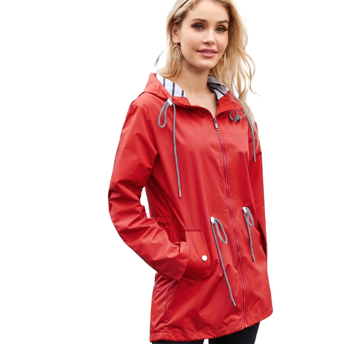 Rode regenjas met capuchon, gestreepte voering en taillekoord | Boutique Moda