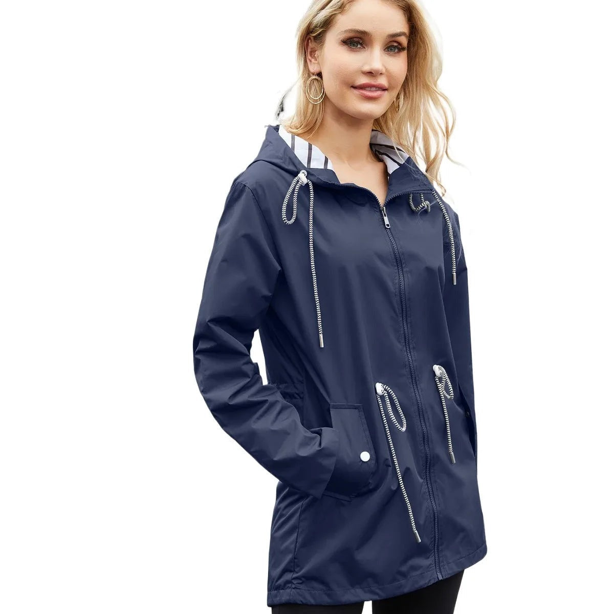 Marineblauwe regenjas met capuchon, gestreepte voering en taillekoord | Boutique Moda