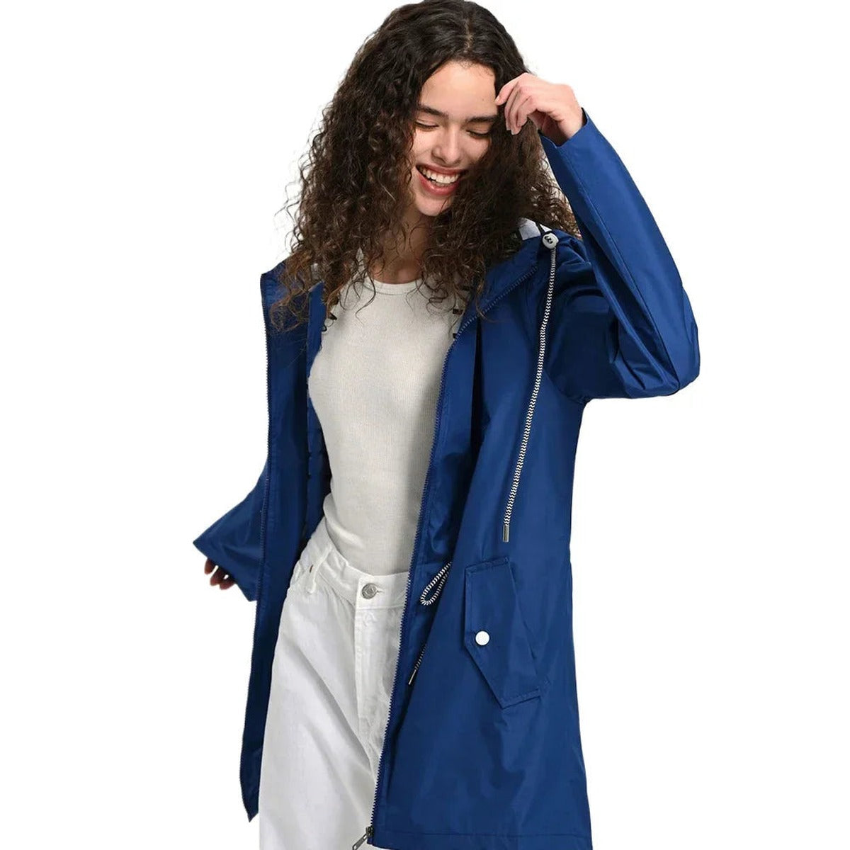 Blauwe regenjas open gedragen over een witte top | Boutique Moda