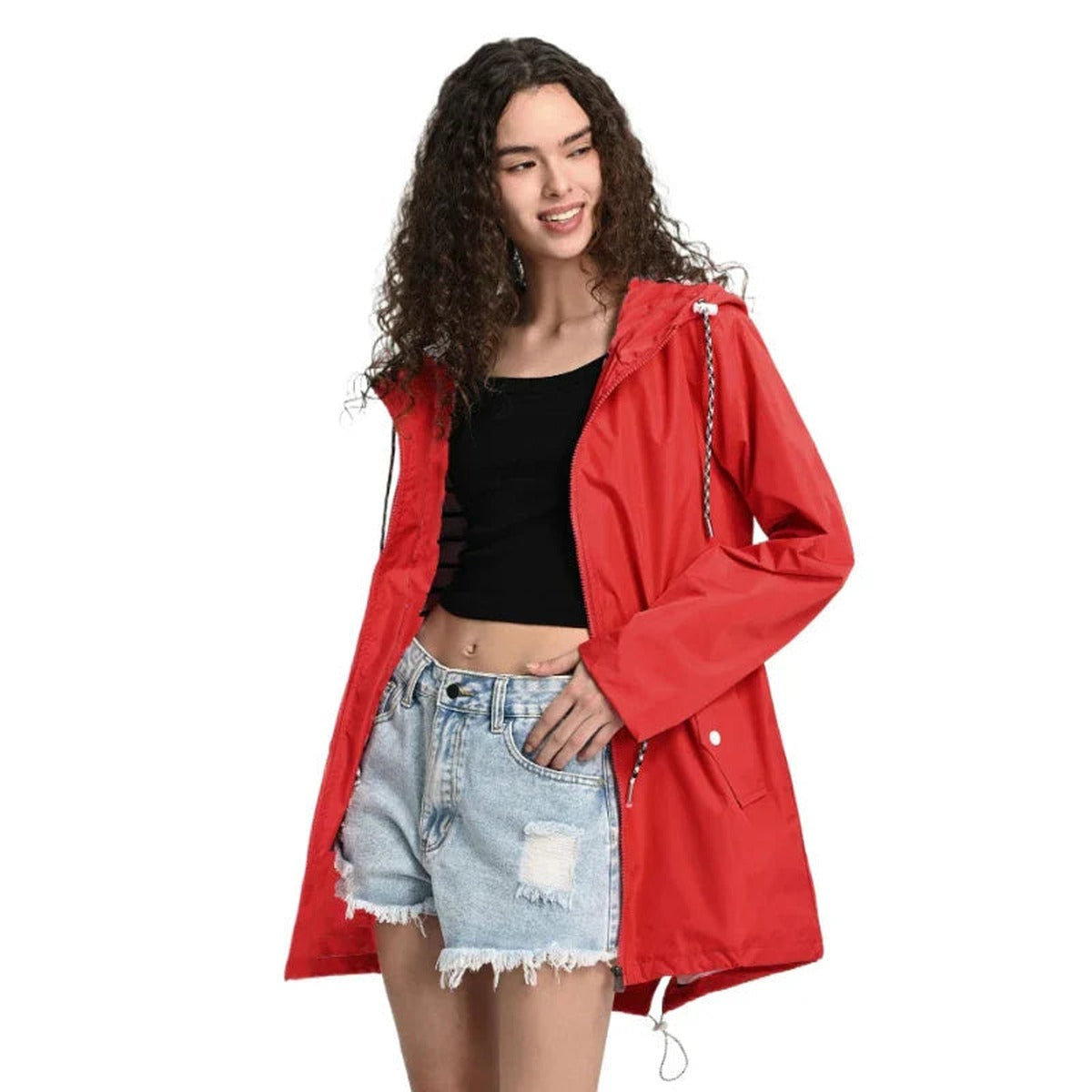 Rode regenjas open gedragen met een korte spijkerbroek | Boutique Moda
