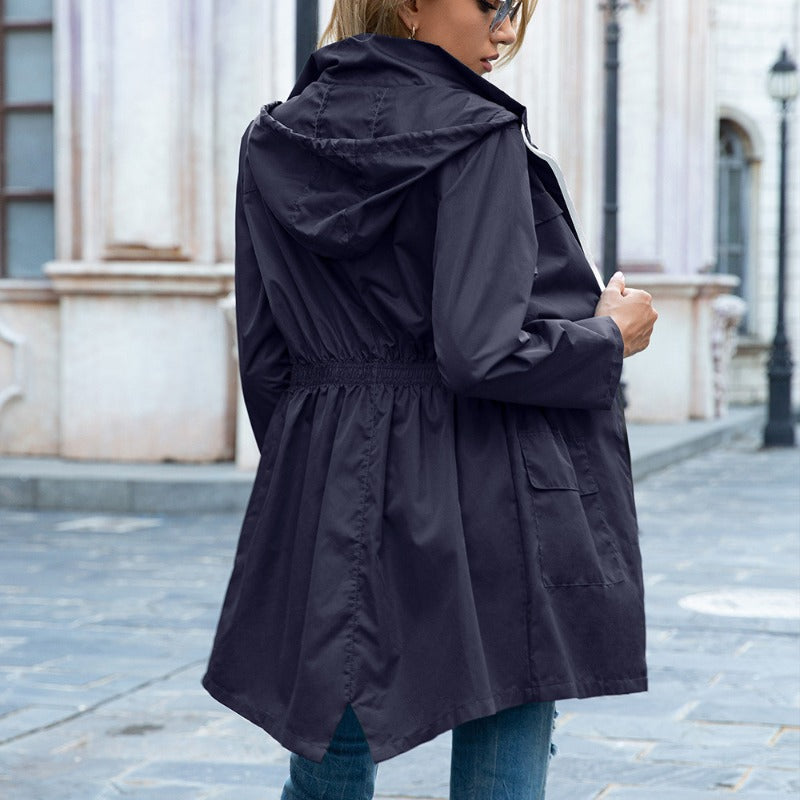 Achterkant van de donkerblauwe regenjas met capuchon en gerimpelde taille | Boutique Moda