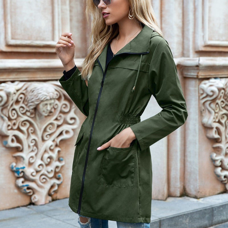 Donkergroene regenjas met capuchon, getailleerde vorm en opgestikte zakken | Boutique Moda