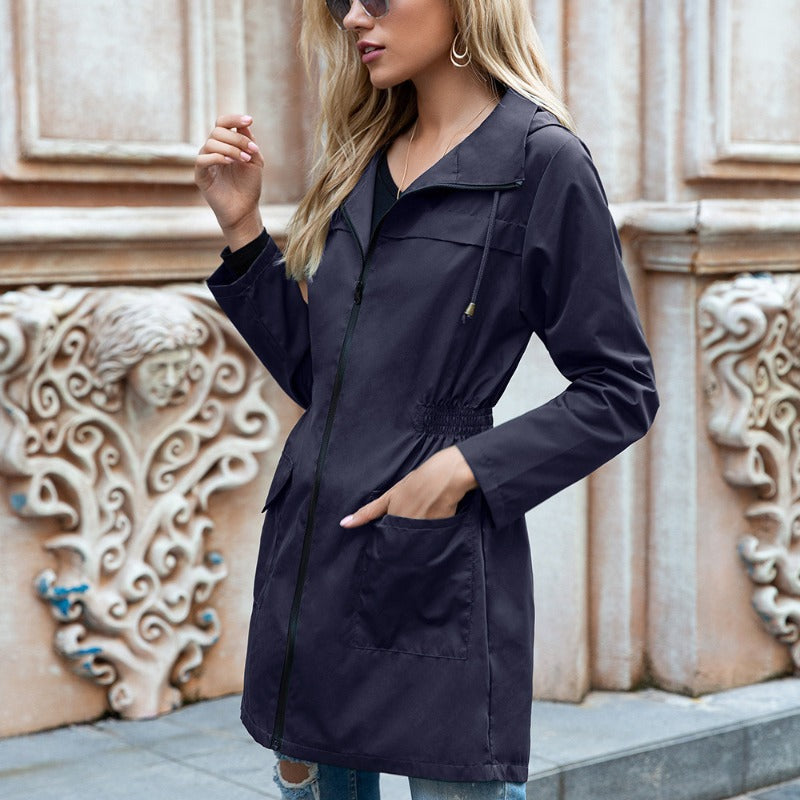 Donkerblauwe regenjas met capuchon, getailleerde vorm en opgestikte zakken | Boutique Moda