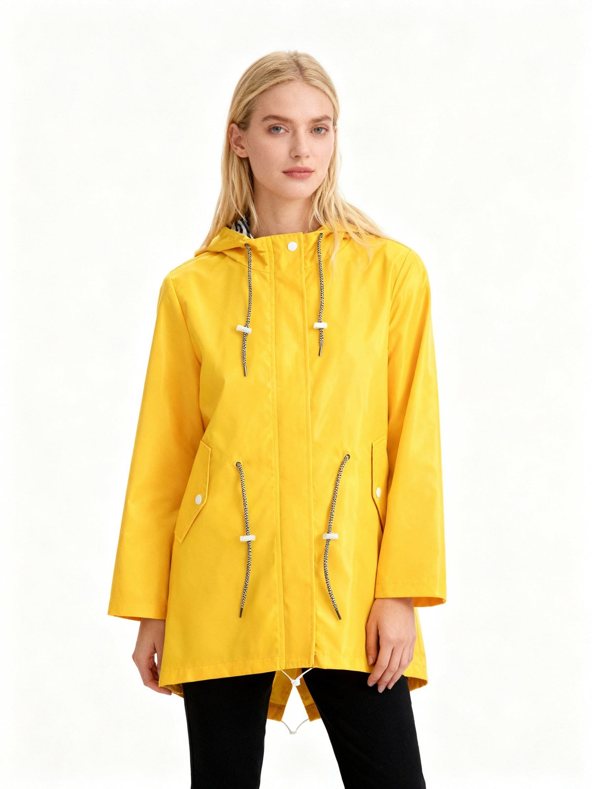 Vrouw in een gele waterafstotende regenjas met capuchon en trekkoorden | Boutique Moda