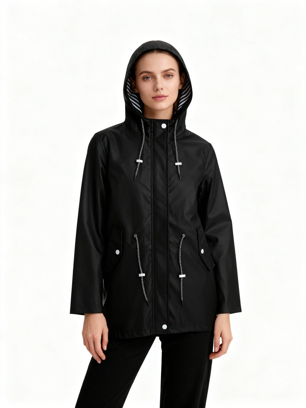 Zwarte regenjas gedragen met de capuchon op | Boutique Moda