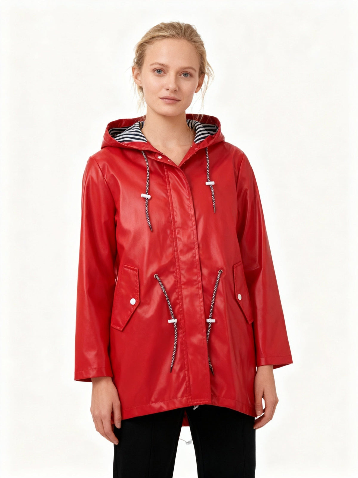 Rode regenjas met gestreepte capuchonvoering en trekkoorden | Boutique Moda