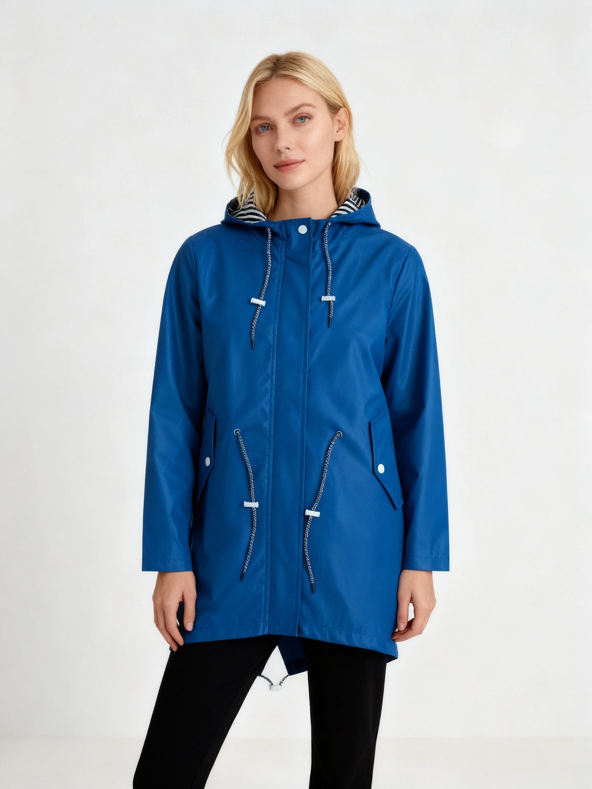 Blauwe regenjas met gestreepte capuchonvoering en trekkoorden | Boutique Moda