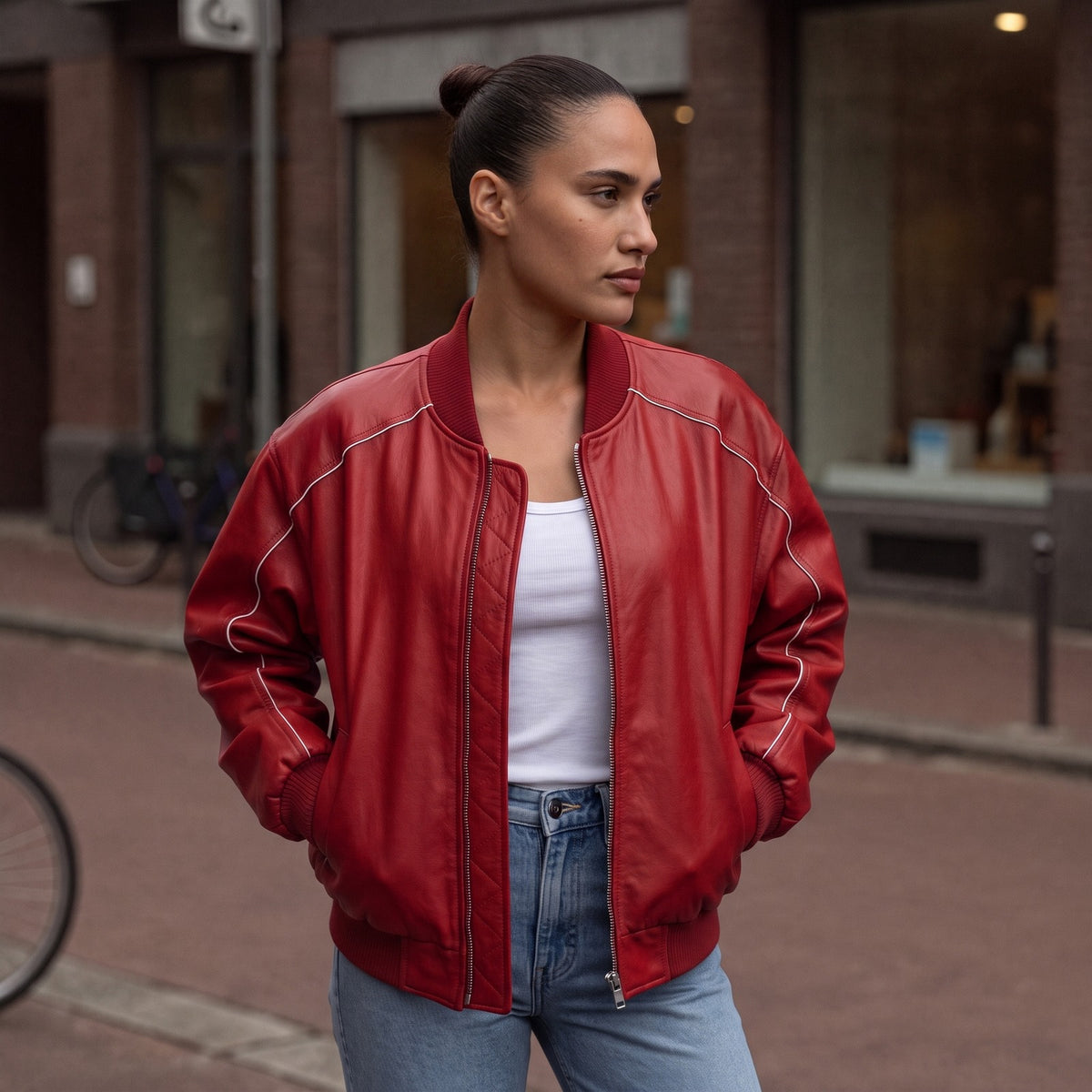 Vrouw in het glanzende bomberjack in rood van imitatieleer | Boutique Moda