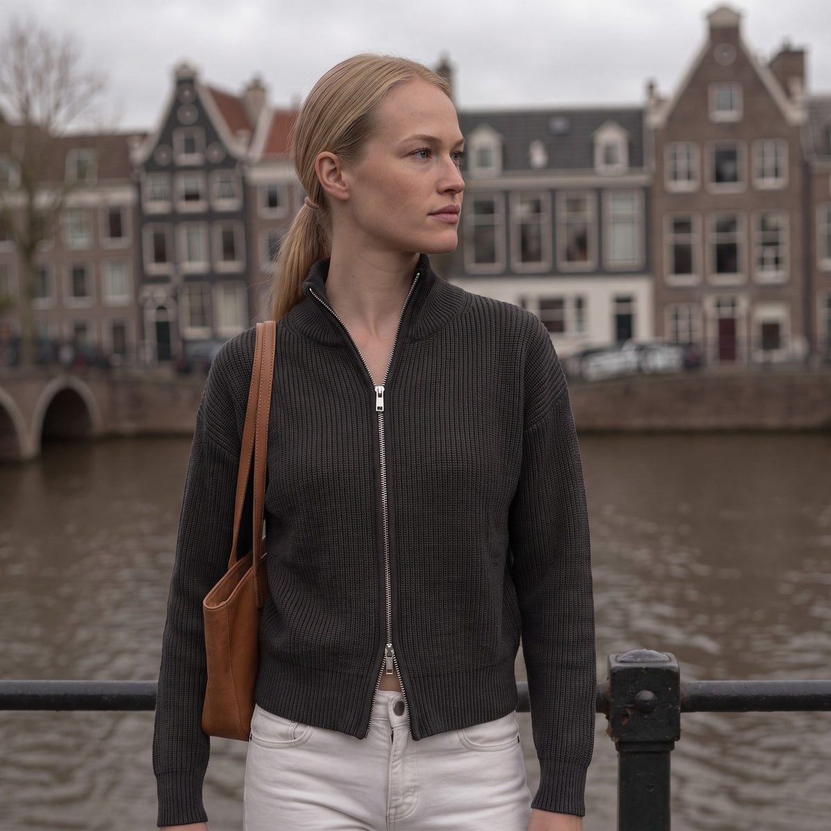 Vrouw in het zwarte vest met rits bij de gracht | Boutique Moda