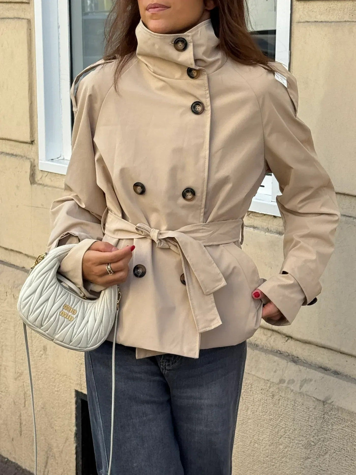Korte trenchcoat in beige met ceintuur en hoge kraag | Boutique Moda