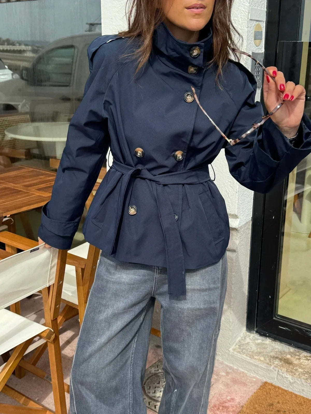 Korte trenchcoat in marineblauw met ceintuur en hoge kraag | Boutique Moda