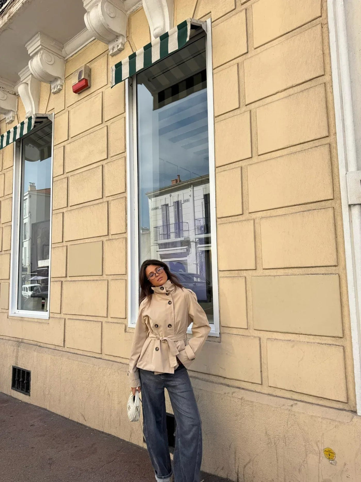 Beige korte trenchcoat in de stad | Boutique Moda