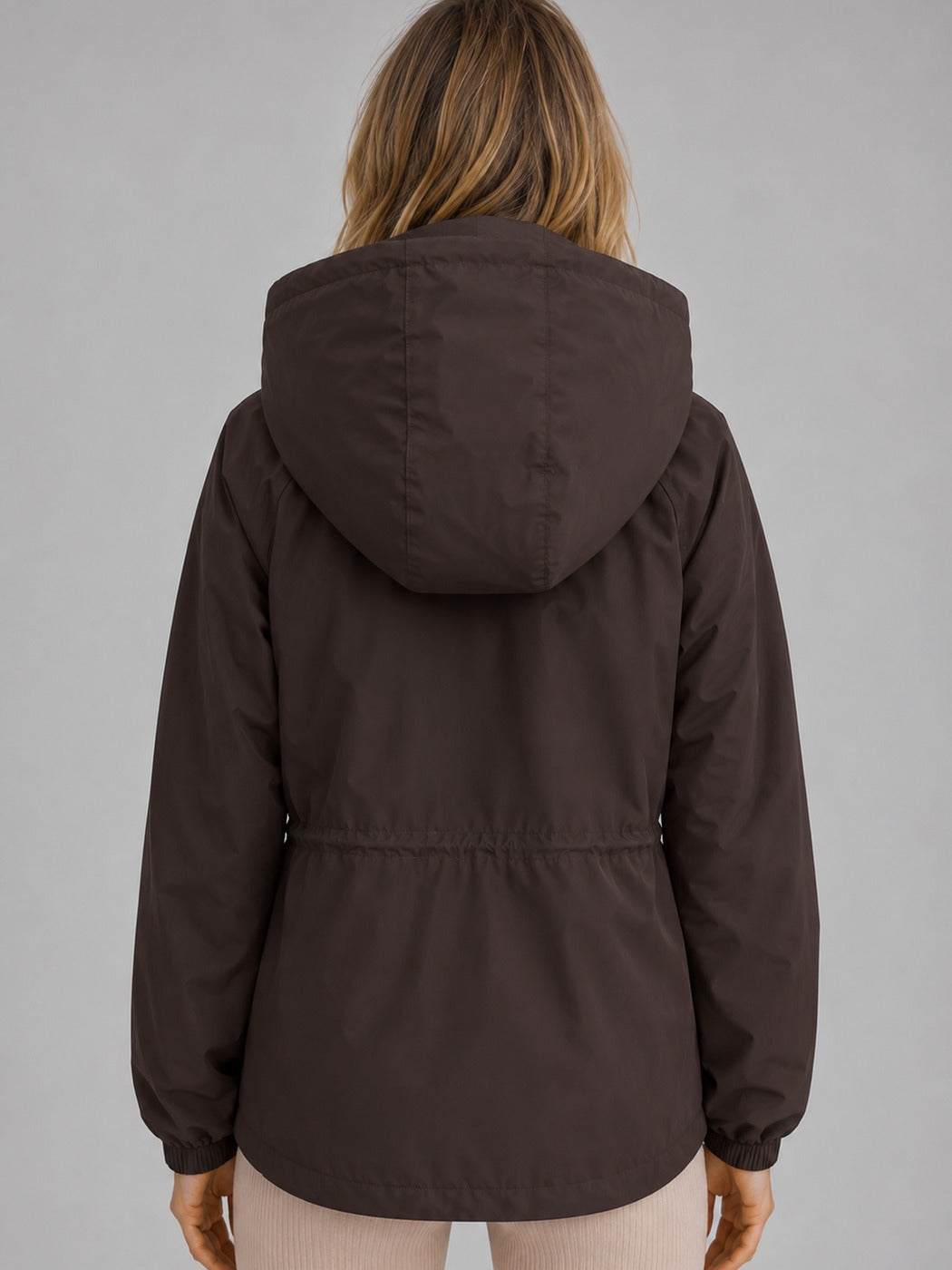 Achterkant van de bruine regenjas met capuchon en taillekoord | Boutique Moda