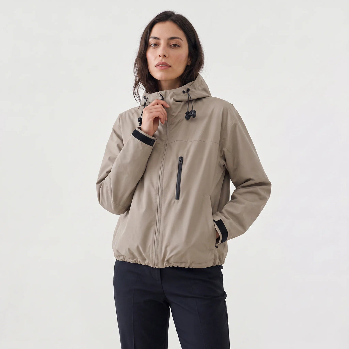 Khaki korte regenjas met capuchon en borstzak met rits | Boutique Moda