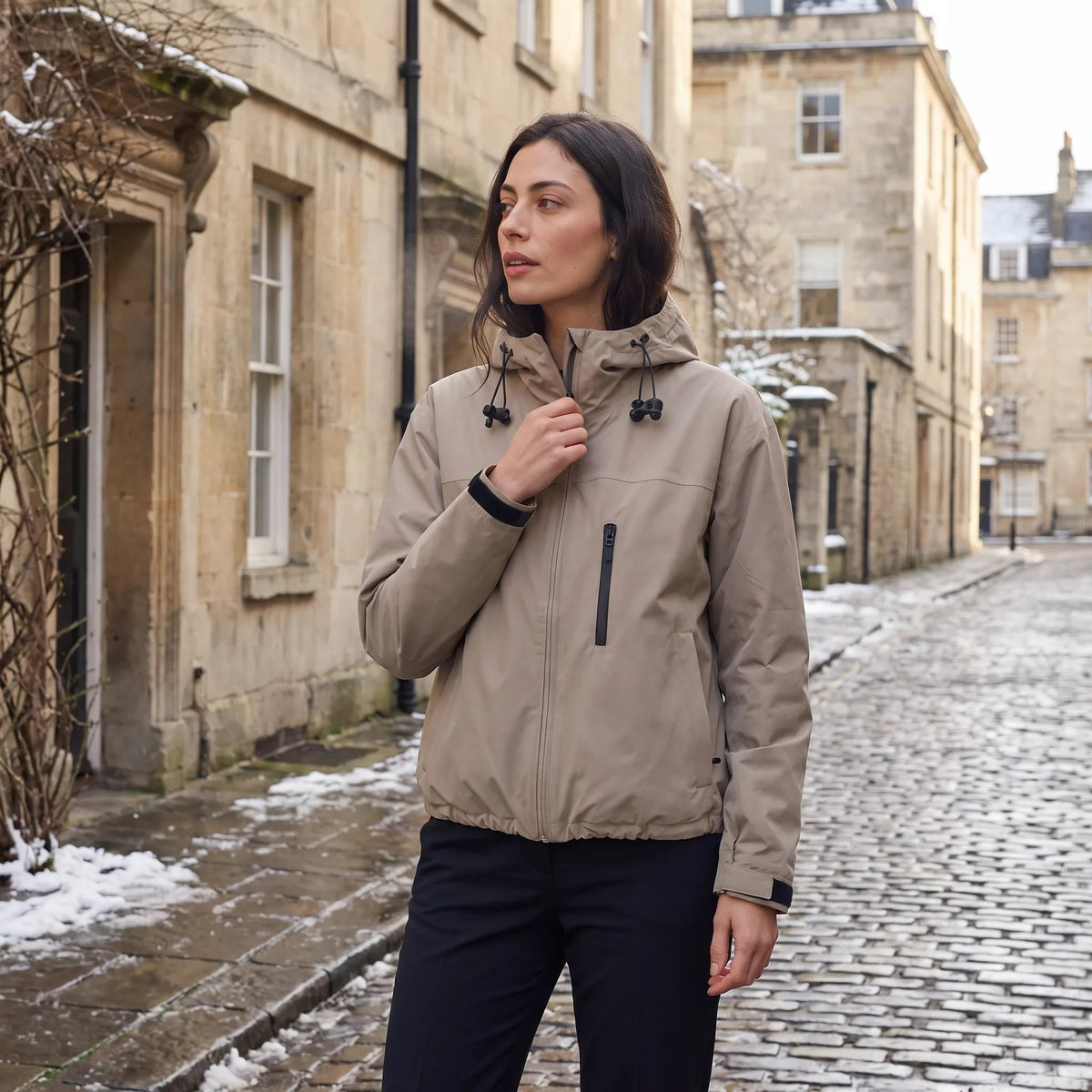 Khaki regenjas in een besneeuwde straat in de oude stad | Boutique Moda