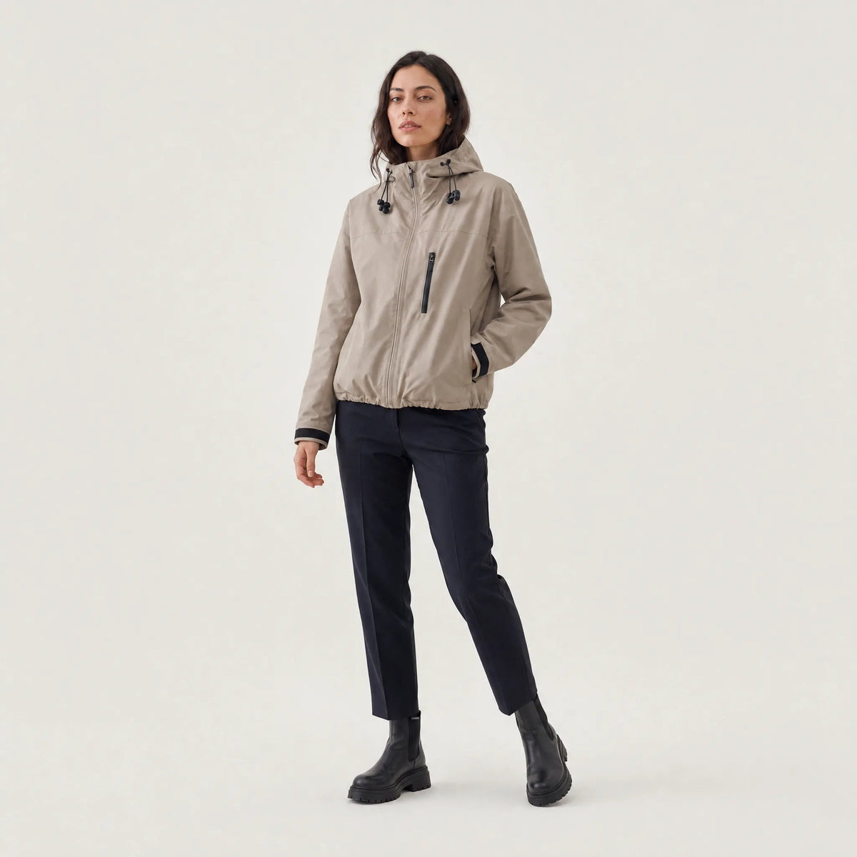 Khaki regenjas van top tot teen met een donkere broek | Boutique Moda