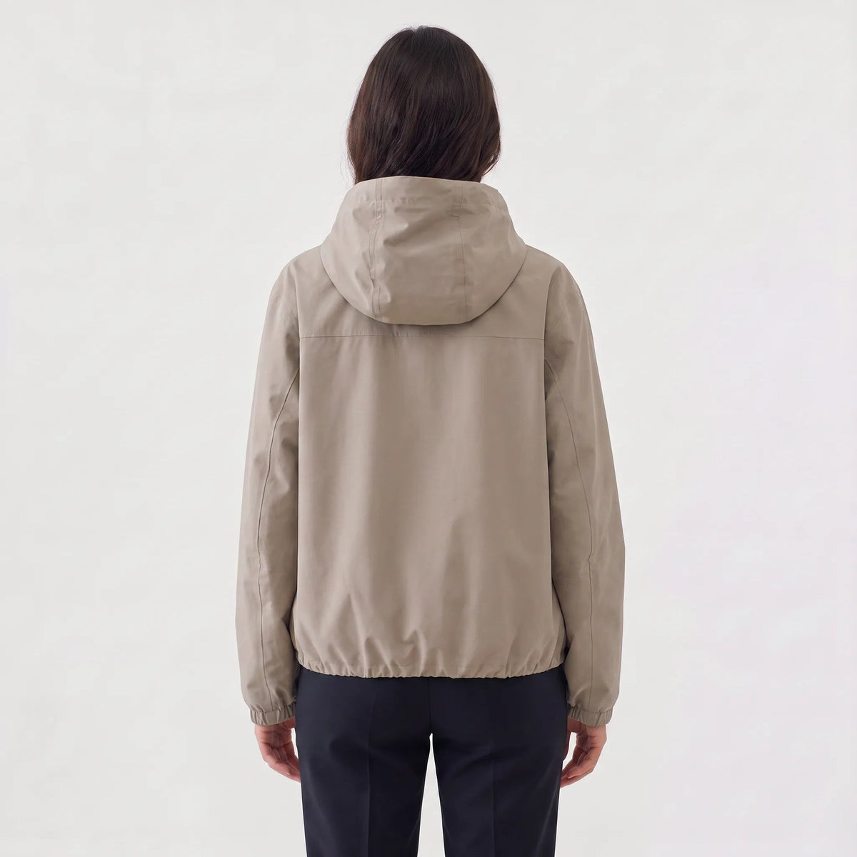 Achterkant van de khaki regenjas met capuchon en elastische zoom | Boutique Moda