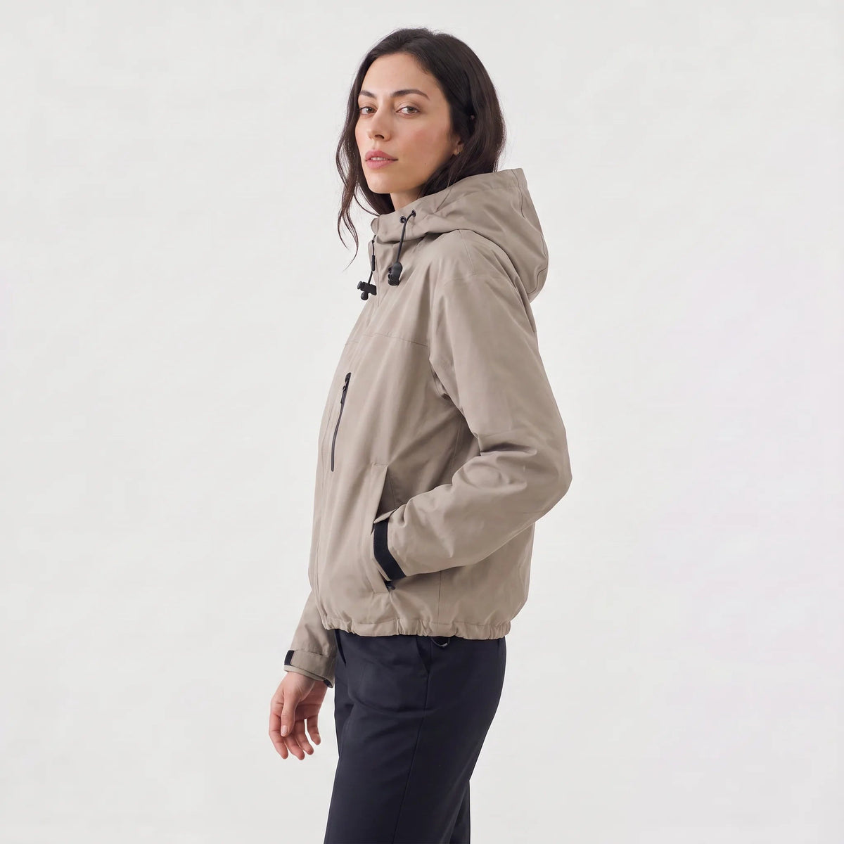 Zijkant van de khaki regenjas | Boutique Moda
