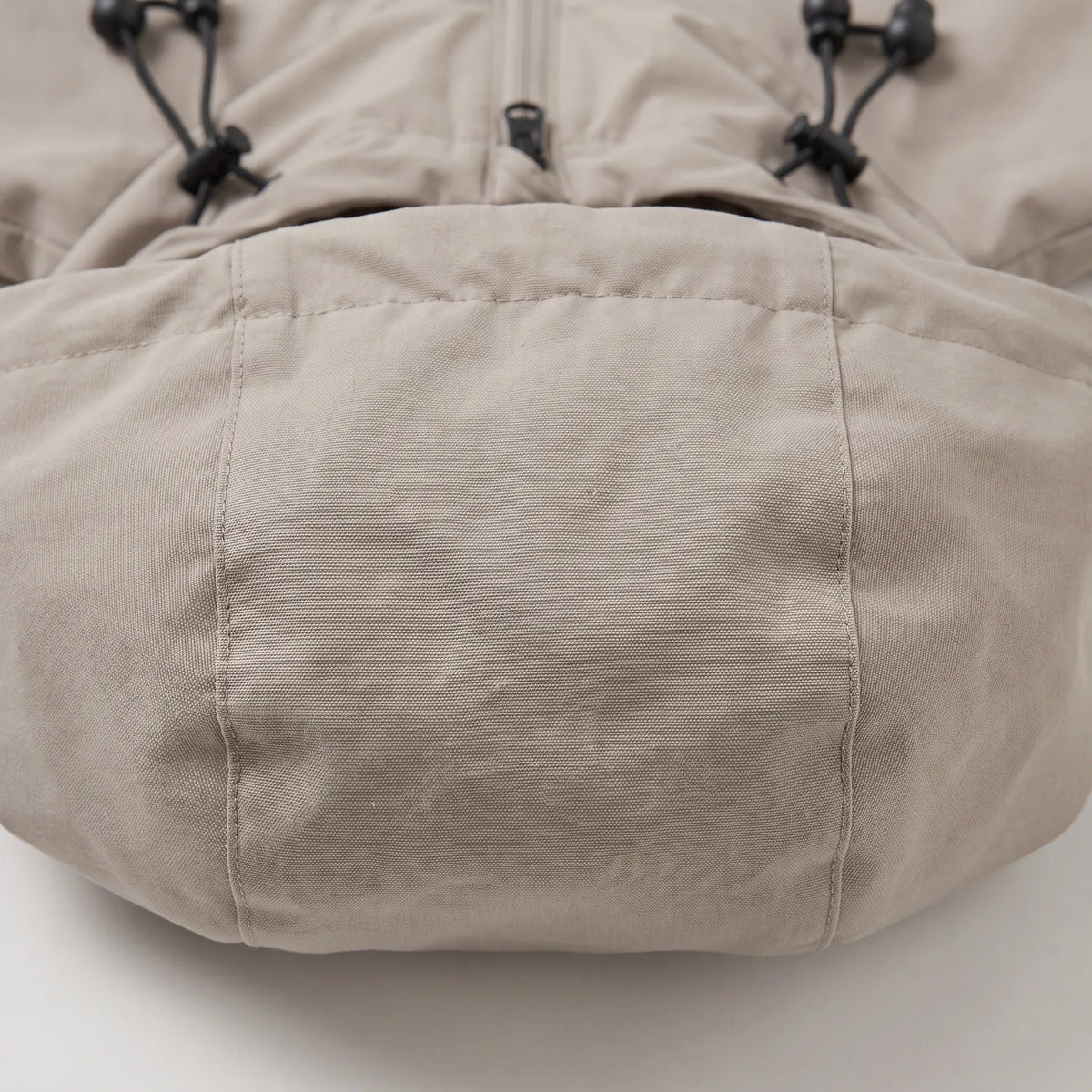 Close-up van de capuchon met koorden | Boutique Moda
