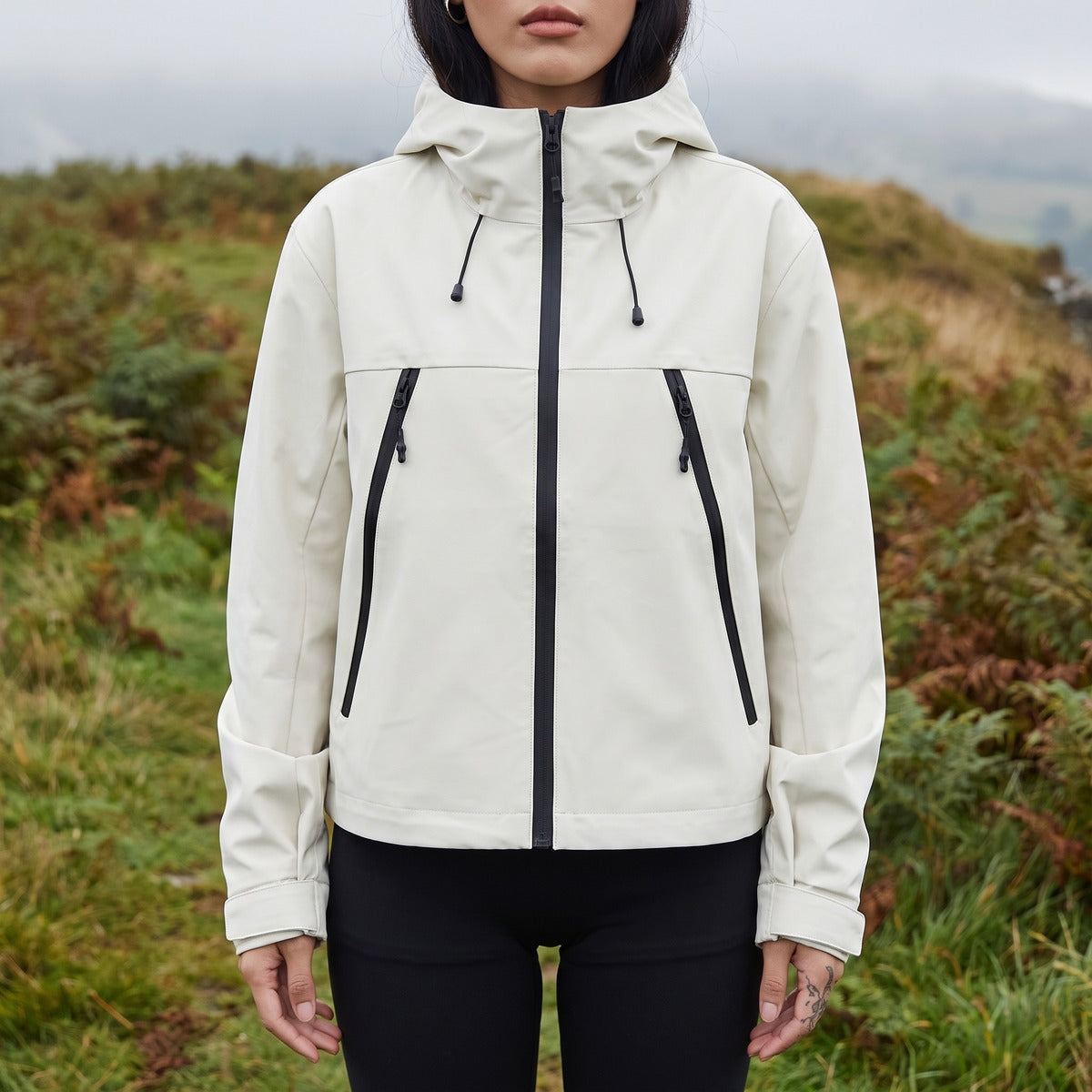 Witte regenjas buiten op een heuvel | Boutique Moda