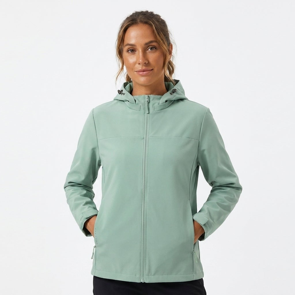 Saliegroene softshelljas met capuchon, handen in de ritszakken | Boutique Moda