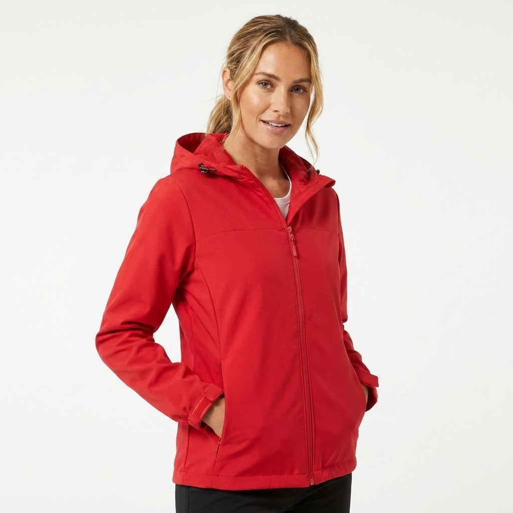 Rode softshelljas met capuchon, handen in de zakken | Boutique Moda