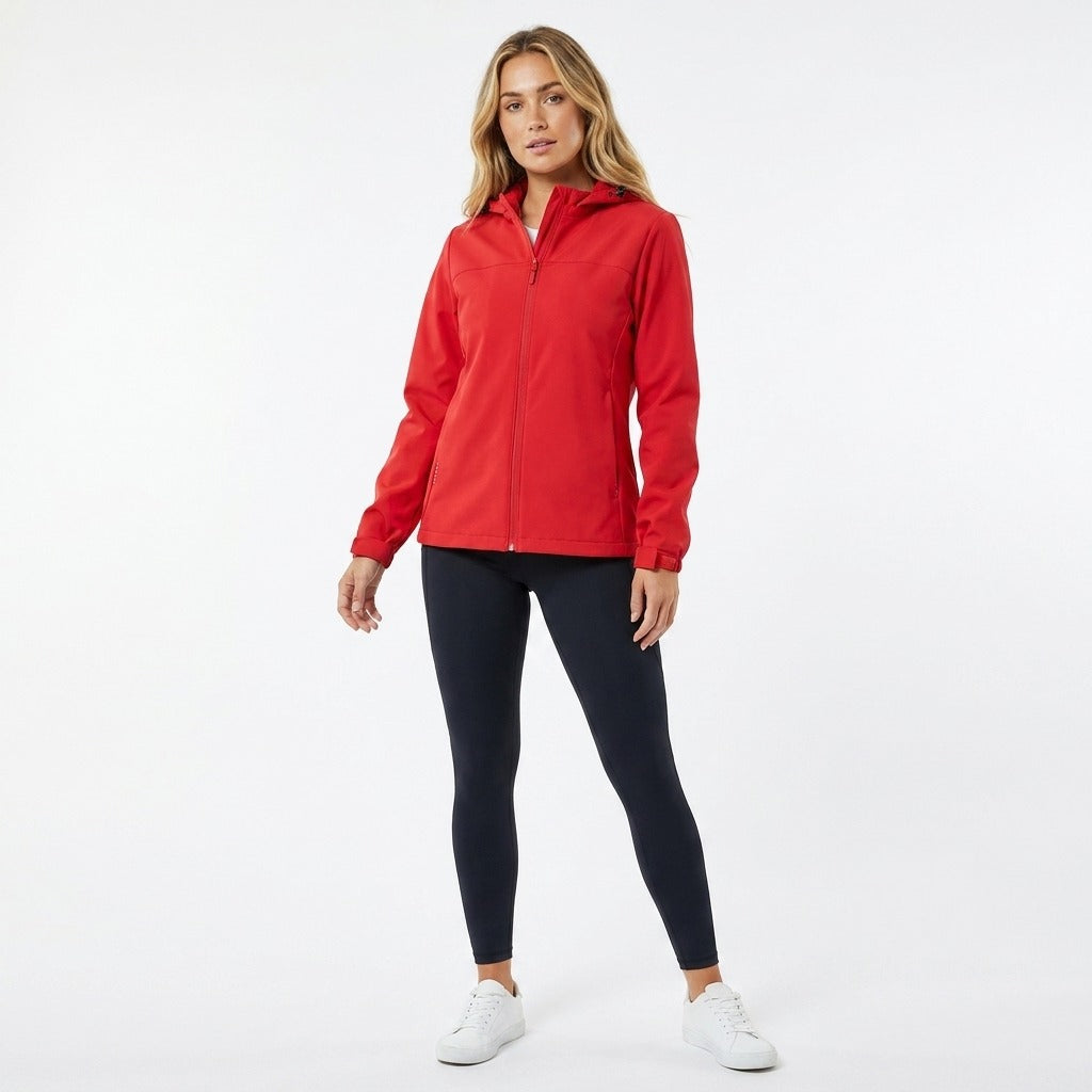 Rode softshelljas met legging en witte sneakers, ten voeten uit | Boutique Moda