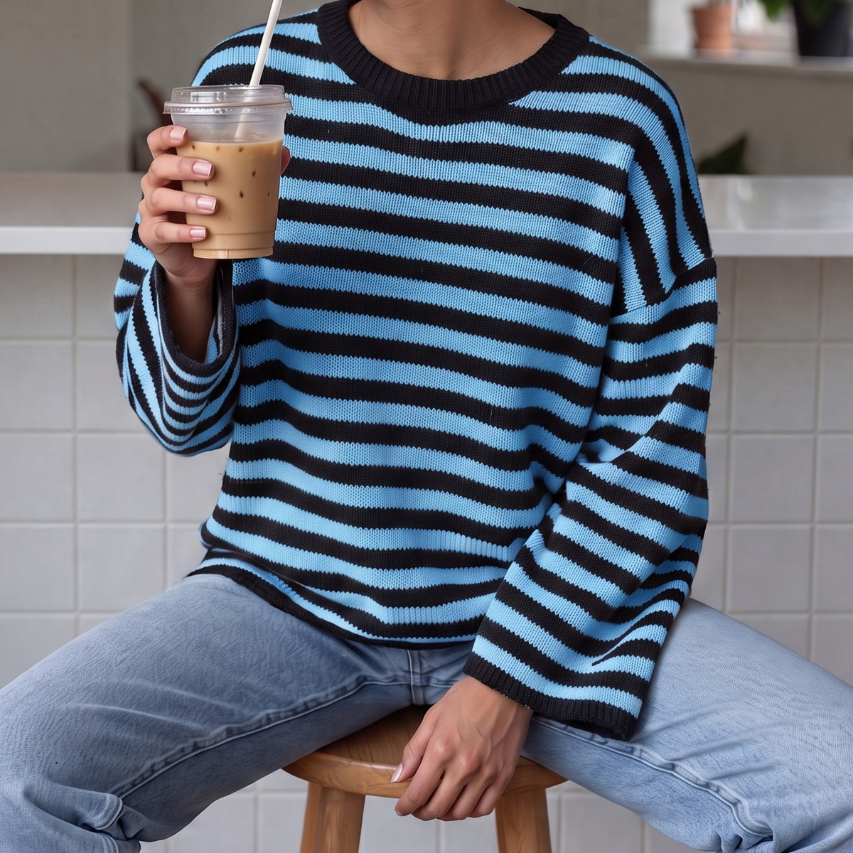 Gestreepte oversized trui in kobaltblauw met ronde hals | Boutique Moda