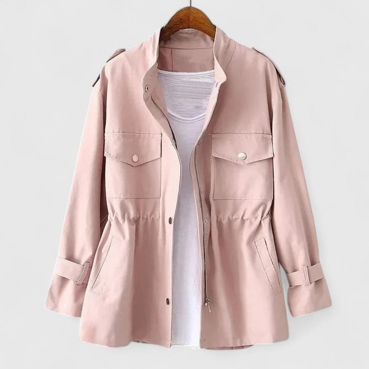 Roze utility tussenjas met opstaande kraag, borstzakken en taillekoord | Boutique Moda