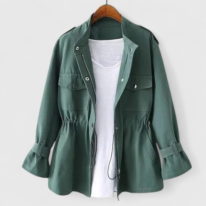 Saliegroene utility tussenjas met opstaande kraag, borstzakken en taillekoord | Boutique Moda