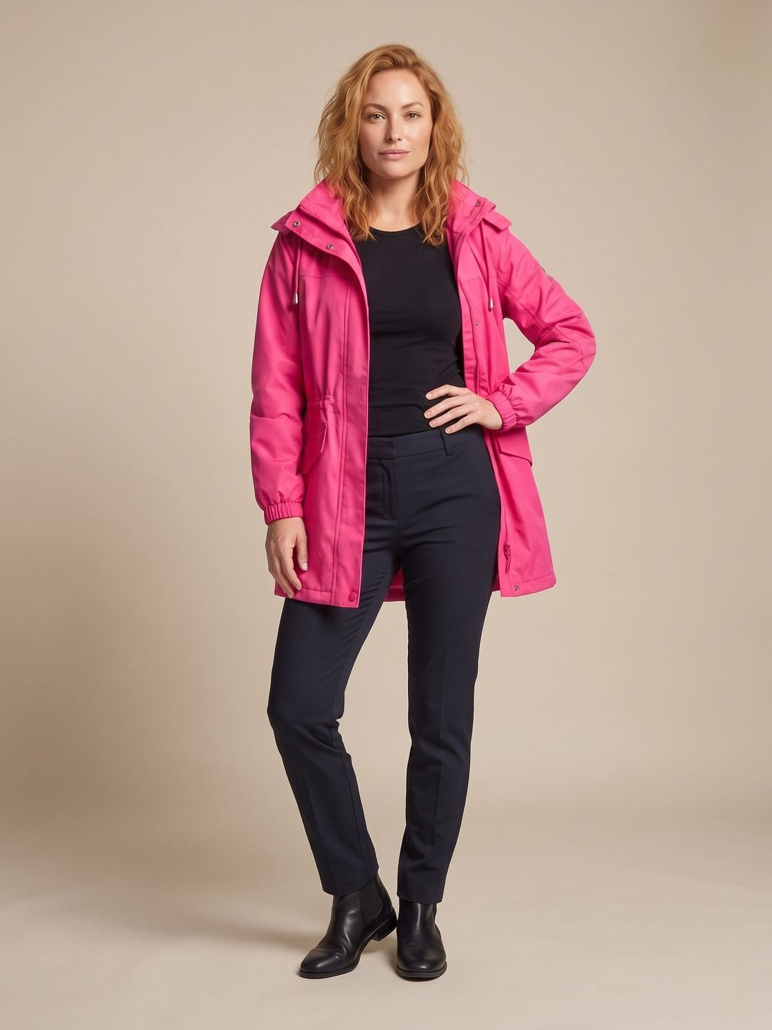 Magenta parka open gedragen met een donkere broek | Boutique Moda