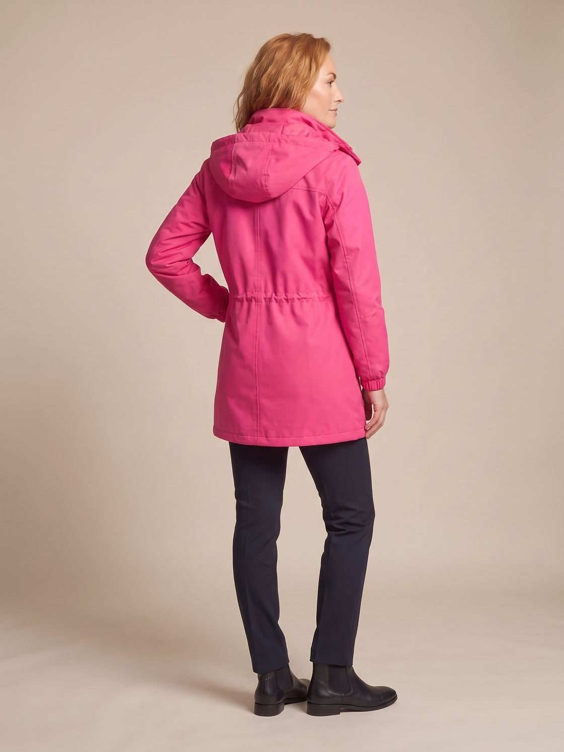 Achterkant van de magenta parka met taillekoord | Boutique Moda