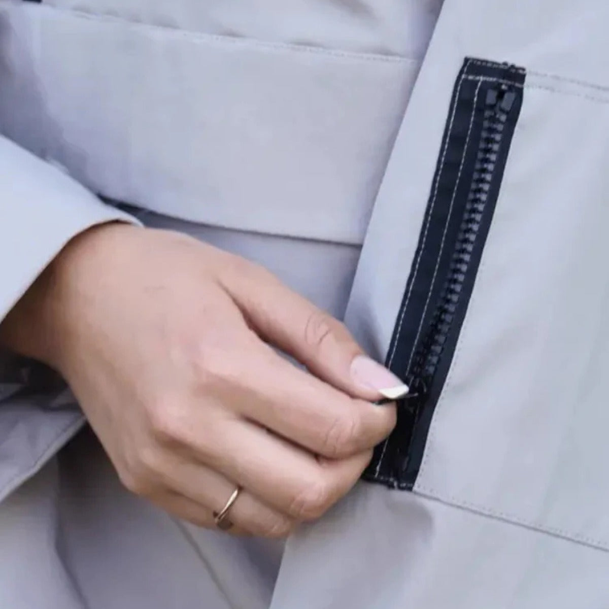 Close-up van het ritszakje op de mouw | Boutique Moda