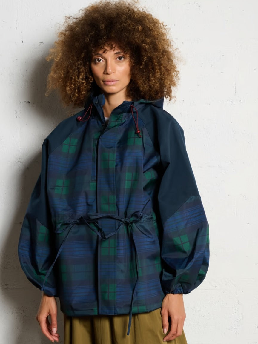Regenjas blauwgroen geruit met capuchon en taillekoord | Boutique Moda