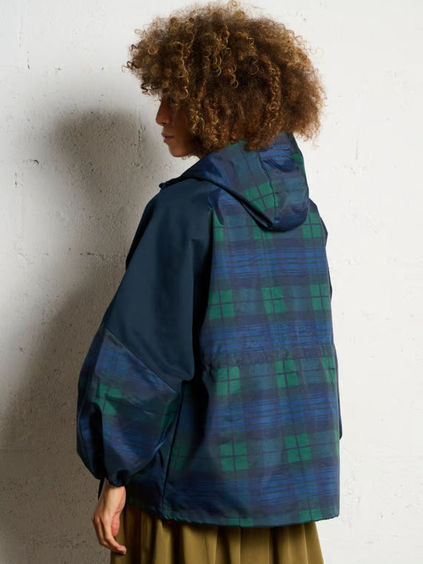 Achterkant van de geruite regenjas met capuchon | Boutique Moda