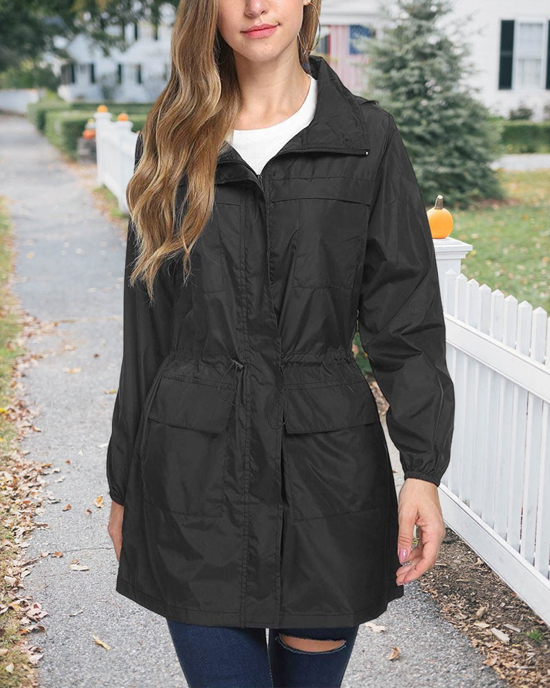 Waterdichte regenjas in zwart met capuchon en taillekoord | Boutique Moda