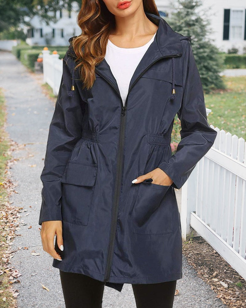 Waterdichte regenjas in marineblauw met capuchon en taillekoord | Boutique Moda