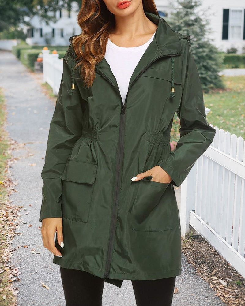 Waterdichte regenjas in groen met capuchon en taillekoord | Boutique Moda