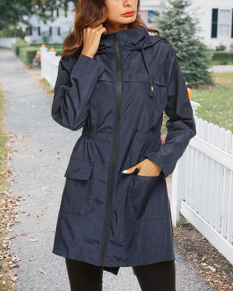 Marineblauwe regenjas, hand in de zak | Boutique Moda