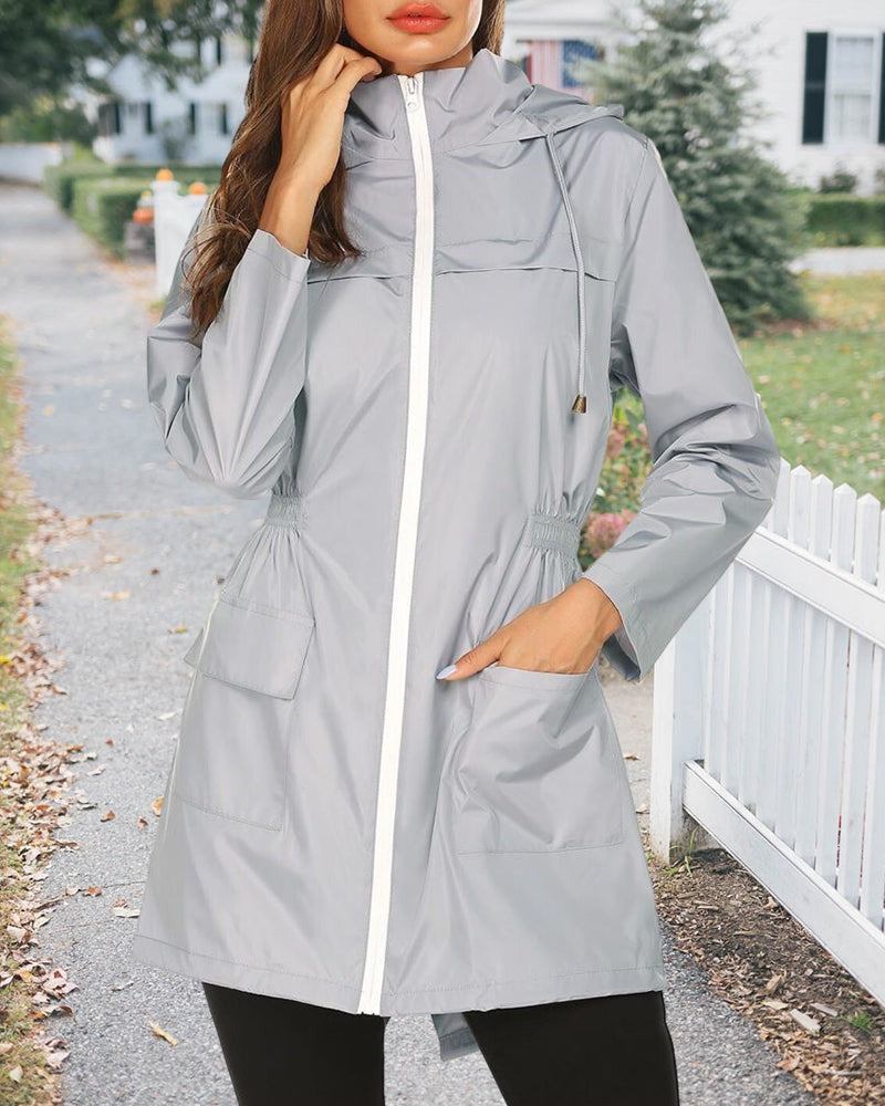 Grijze regenjas met de capuchon op | Boutique Moda