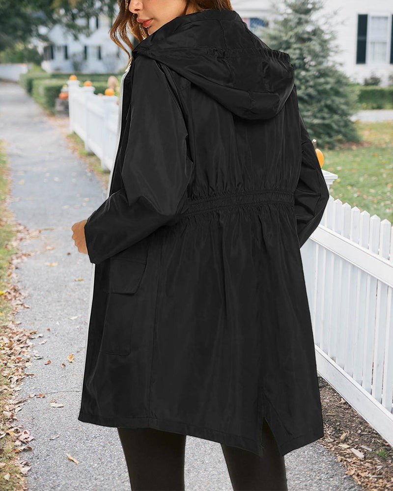 Achterkant van de zwarte regenjas | Boutique Moda