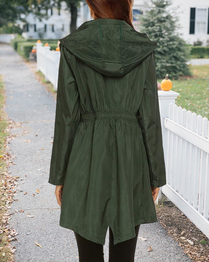 Achterkant van de groene regenjas met capuchon | Boutique Moda