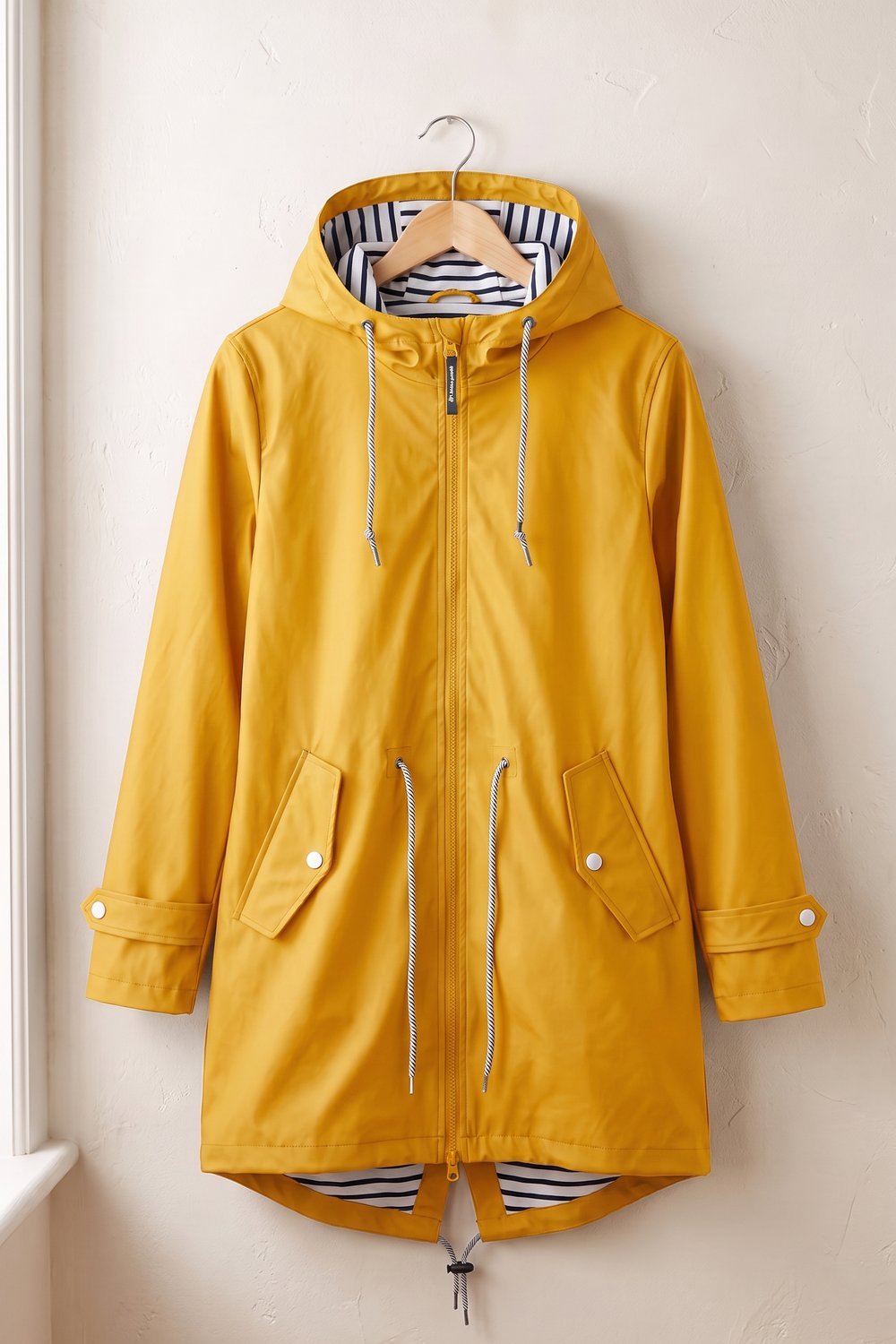 Gele regenjas met capuchon