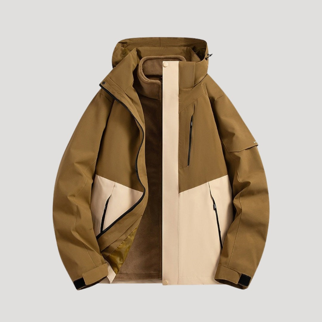 Outdoorjas in bruin, waterdicht, met capuchon, tweekleurige panelen en ritszakken | Boutique Moda