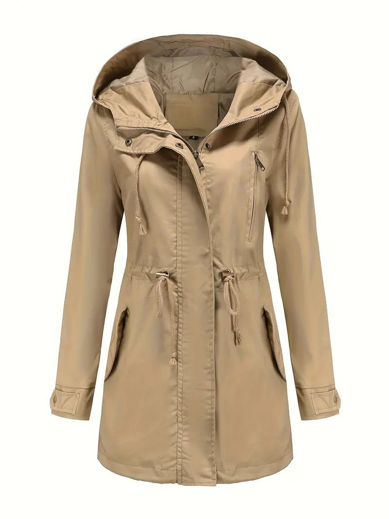 Khaki waterdichte parka met capuchon, trekkoord in de taille en borstzak met rits | Boutique Moda