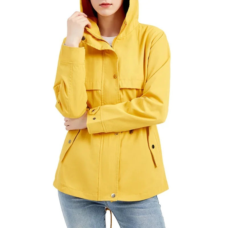 Vrouw in een gele regenjas met de capuchon op | Boutique Moda