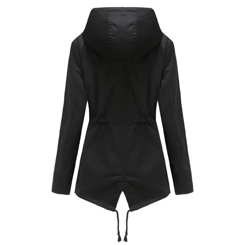 Achterkant van de zwarte regenjas met visstaartzoom en koord | Boutique Moda