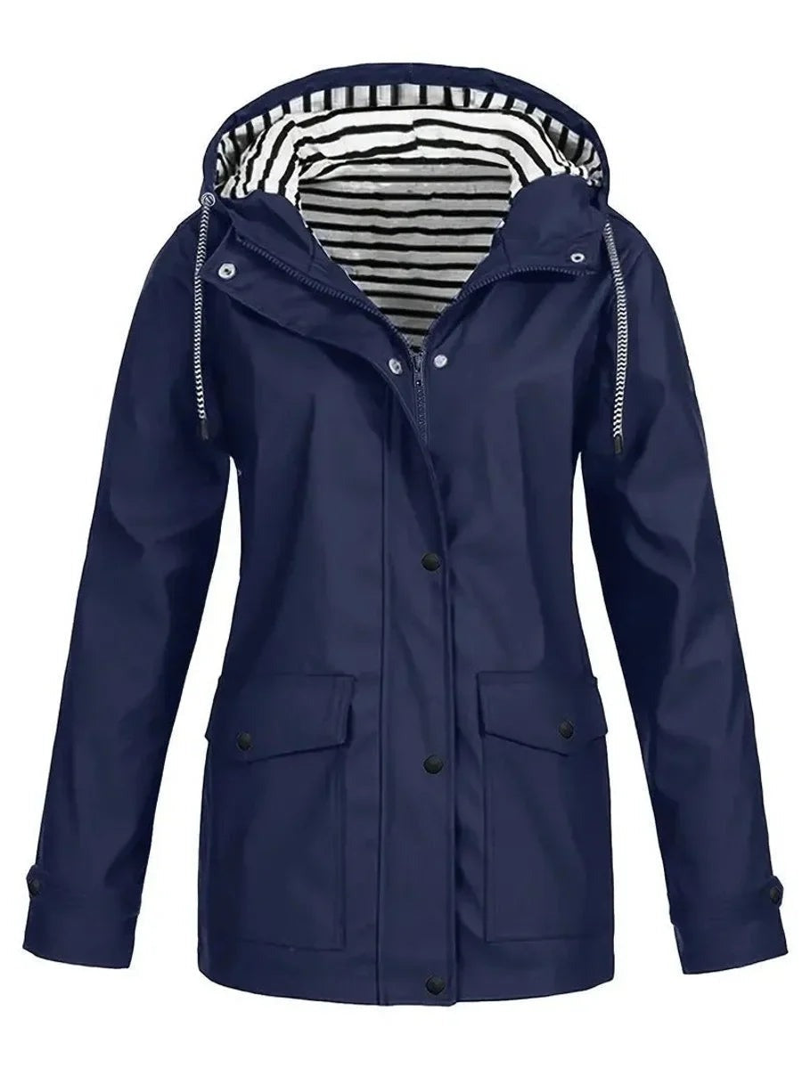 Regenjas in marineblauw met capuchon en gestreepte voering | Boutique Moda