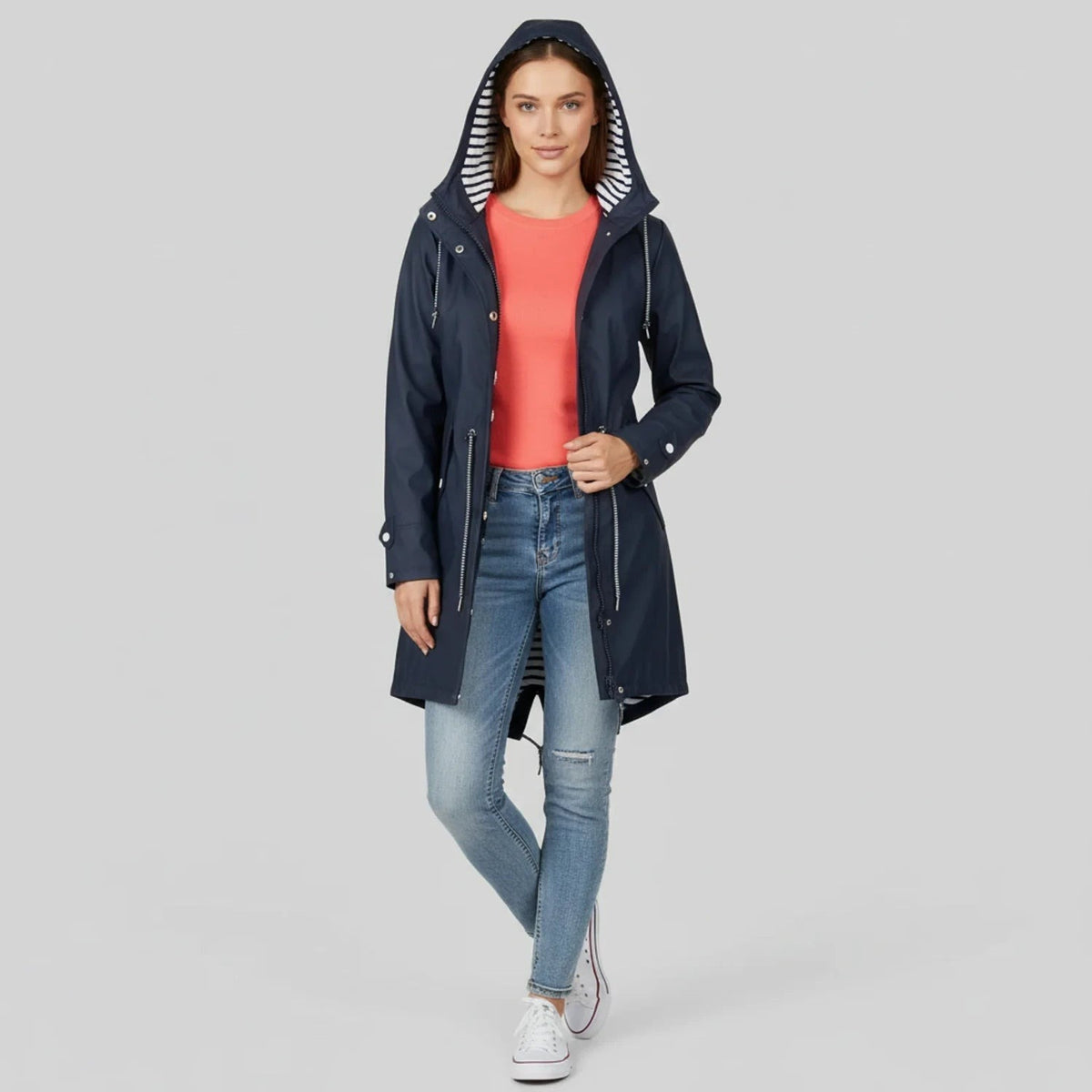 Lange waterdichte regenjas in marineblauw met capuchon en gestreepte voering | Boutique Moda