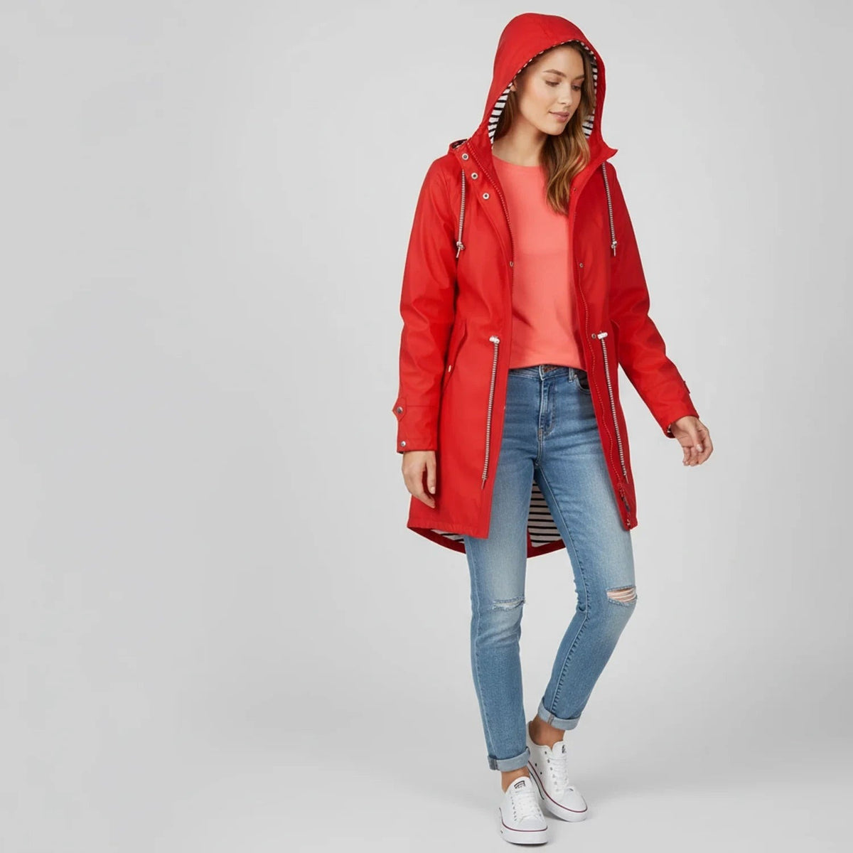 Lange waterdichte regenjas in rood met capuchon en gestreepte voering | Boutique Moda